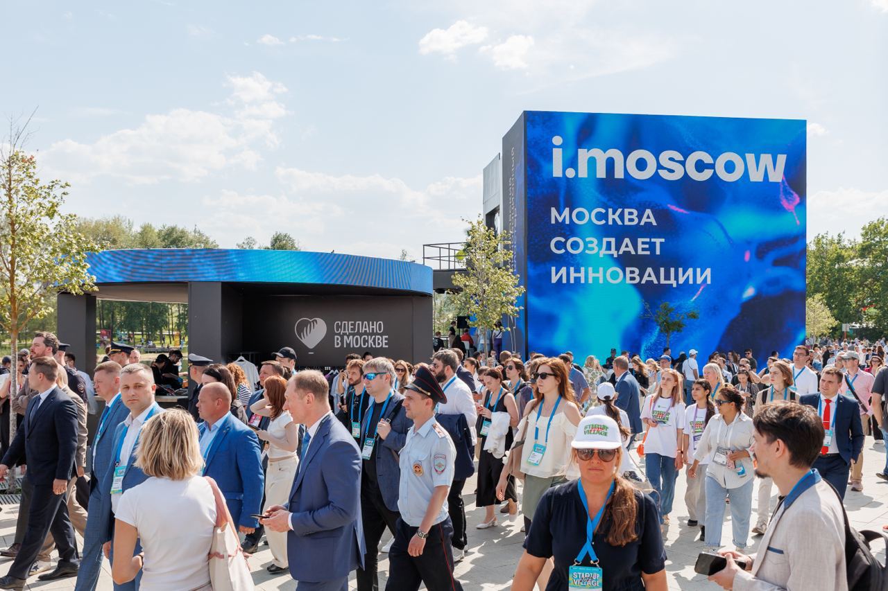 Дмитрий Медведев ознакомился с разработками столичных инноваторов на конференции Startup Village.  Москва в этом году развернула масштабную экспозицию, на которой были представлены технологии участников Московского инновационного кластера.  Председатель попечительского совета Фонда «Сколково» осмотрел робота-уборщика «Пикселя», первый банкомат российского производства, VR-комплекс для дистанционного управления промышленной техникой и зарядную станцию для электромобилей.