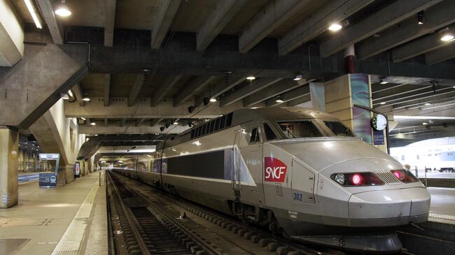 Движение скоростных поездов TGV нарушено на вокзале Лилля на севере Франции "из-за кражи электрокабелей" — Agence France-Presse В первую очередь инцидент коснулся движения скоростных поездов, отправляющихся и прибывающих на станции "Лилль-Европа" и "Лилль-Фландрия" в направлении Бельгии и Великобритании. Отменен и ряд поездов Eurostar. "SNCF стала жертвой масштабного злонамеренного действия в Лилле: более 600 метров кабеля были украдены или перерезаны к югу от станции "Лилль-Европа", — пожаловались в Национальной компании железных дорог Пятой республики.