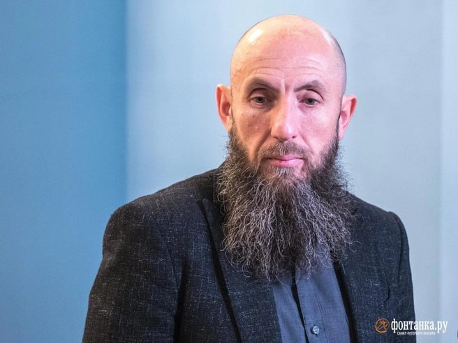 Взятку в 27 млн рублей вменяют Владимиру Кехману. Новое дело в отношении директора МХАТ возбудил СКР. Едва ли не впервые при подобных обвинениях в следственной практике России фигуранта отпускают просто так.    Зеркальное уголовное дело о даче взятки возбуждено и по гендиректору компании-подрядчика театра «РСК-Ренессанс» Марату Каргинову.    По данным «Фонтанки», в основе новых дел лежит эпизод 2022 года, когда по договоренности с Кехманом Каргинов оплатил 27 млн рублей за «Мерседес» V-класса в автосалоне Автодом Пулково, оформив автомашину на одну из своих фирм.    По версии СК, «Мерседесом» все это время пользовался именно Кехман. Схема не удивительна — директор МХАТ является банкротом с 2015 года, его банковские долги составляют 18 млрд рублей.