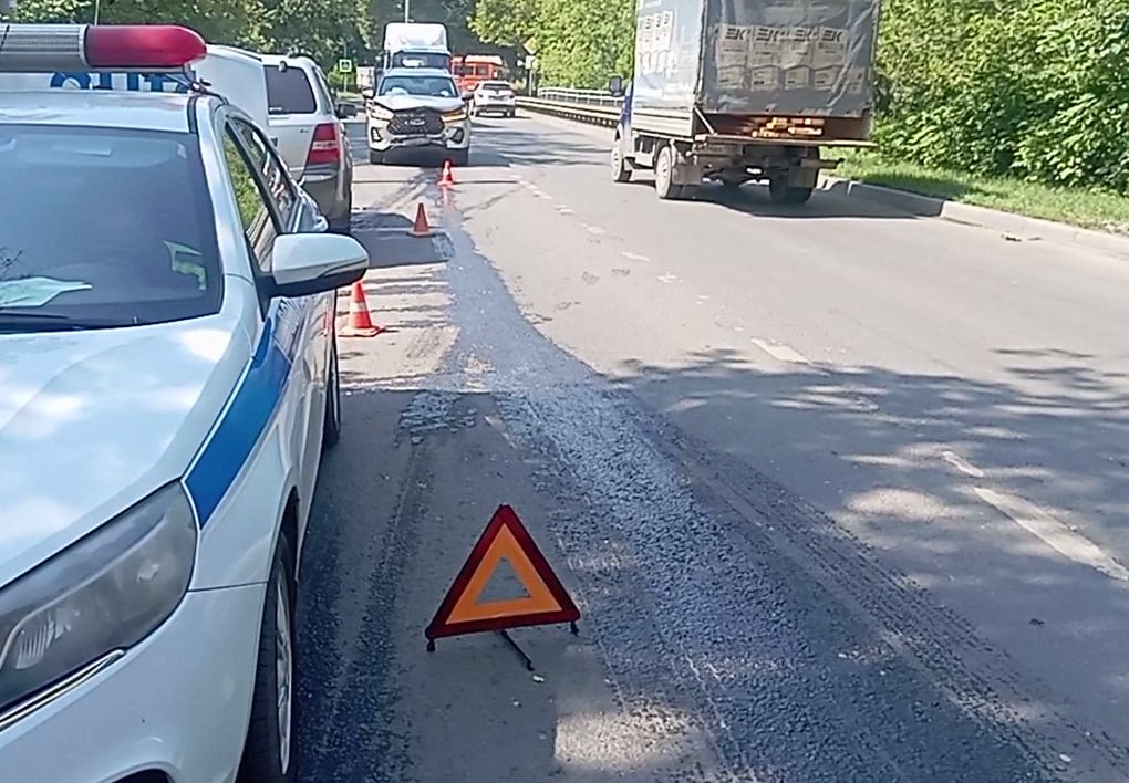 Двое детей пострадали в ДТП в переулке Вайгач в Нижнем Новгороде Авария, предварительно, случилась из-за водителя автомобиля "КИА" - мужчина уснул за рулем, выехал на встречную полосу и врезался в "Черри". Двое детей, находившиеся в салоне китайского авто, доставлены в детскую городскую больницу. Прислать новость