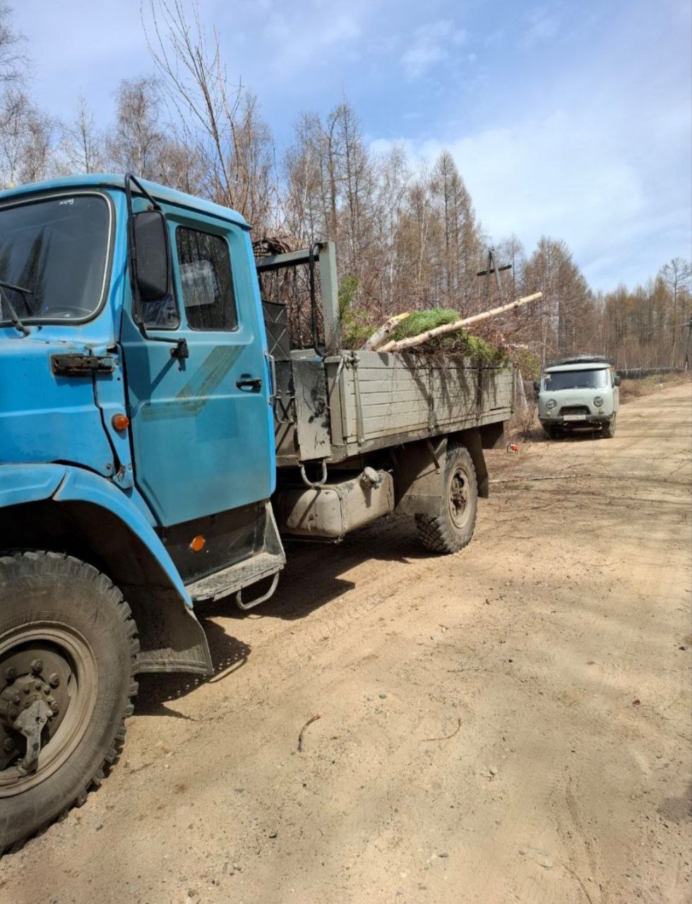 Уборка опасного мусора в Энхалуке продолжается Как сообщили местные жители, сегодня здесь работают четыре единицы техники, 9 человек рабочих. Часть мусора вывозится, часть измельчается с помощью специального устройства. Подробности см по ссылке выше .