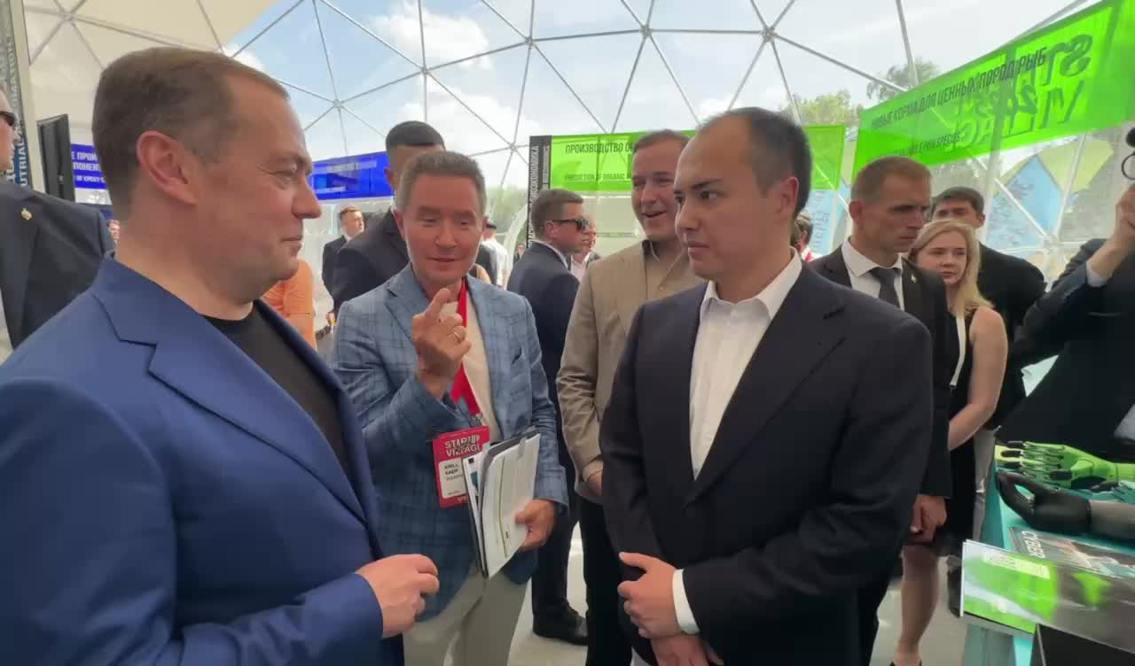 Дмитрий Медведев посетил международную технологическую конференцию Startup Village 2025