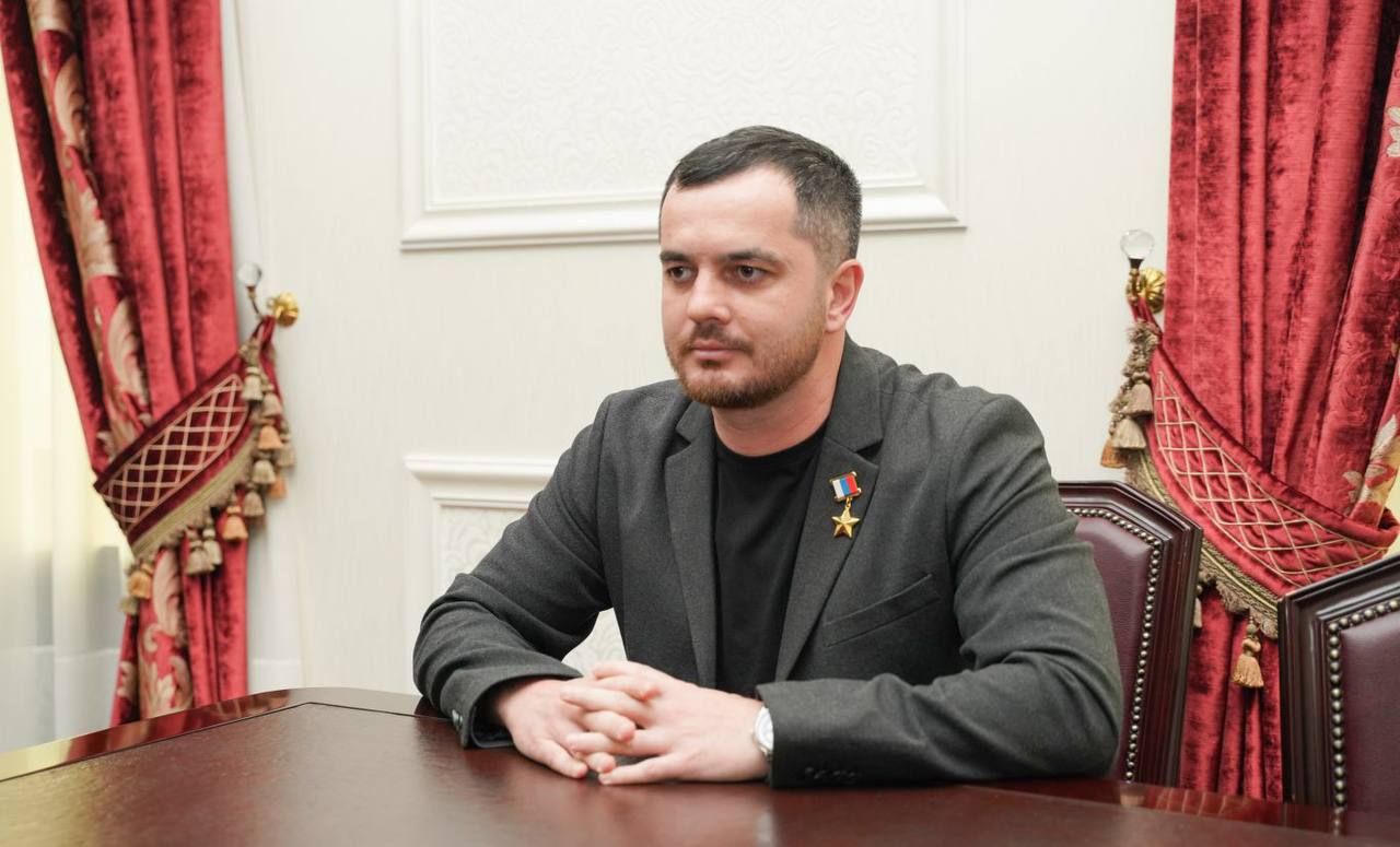 Участник президентской программы «Время героев», Герой России Юрий Абаев назначен на должность Министра труда и социального развития Республики Северная Осетия – Алания. Соответствующий Указ подписал Глава республики Сергей Меняйло. Юрий Абаев родился во Владикавказе в 1990 году. В 2012 году окончил Московское Высшее Военное Командное Училище. За выполнение боевых задач Юрий Абаев удостоен звания Героя России, также награжден орденом Мужества, медалью «За отвагу», медалью Суворова. С мая 2024 года является участником президентской программы «Время героев». Подробнее читайте на нашем сайте. #севернаяосетия #алания #главарсоа #правительстворсоа