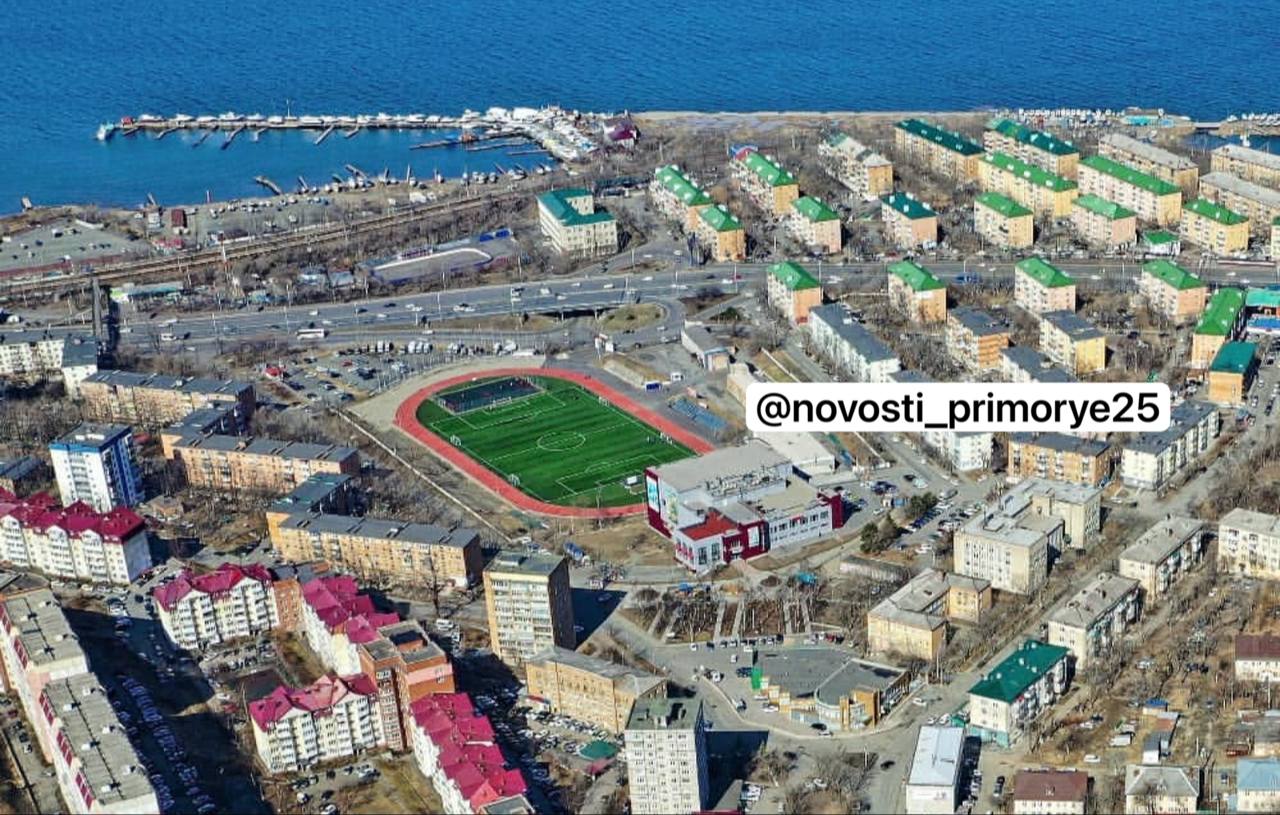 На стадионе «Строитель» во Владивостоке в 2025-м хотят построить физкультурно-оздоровительный комплекс. Судя по опубликованному рендеру, это будет большое крытое здание со стороны проспекта 100-летия Владивостока, которое займёт пространство за футбольными воротами. Утверждается, что ФОК появится уже в этом году. Но пока объявлен только конкурс на обустройство основания и внешних инженерных сетей за 47,5 млн рублей. В пресс-службе администрации Владивостока уточнили, что в новом ФОКе будут размещён игровой зал и несколько административных помещений. Источник NewsVL.ru