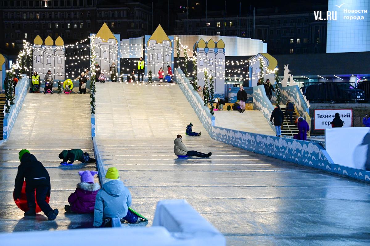 Горка в новогоднем городке на центральной площади Владивостока в понедельник, 30 декабря, будет работать только три часа. После этого она откроется утром 31 декабря.  Покататься на ней завтра можно будет с 10:00 до 13:00.