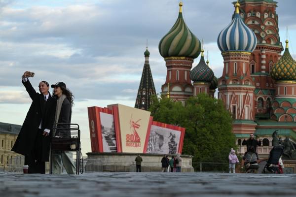 Синоптик спрогнозировал умеренно тёплую облачную погоду 9 мая В середине дня воздух прогреется до +10 ℃, возможен кратковременный дождь. Об этом в беседе с радиостанцией «Говорит Москва» сообщил эксперт прогностического центра «Метео» Александр Ильин. Завтра потеплеет в Москве до 16-18 градусов. А затем с понедельника и до 10 мая в дневные часы и температура максимальная ожидается в пределах 7-12 градусов. На 9 мая температура невысокая, умеренно тёплая погода, около 10 градусов в разгар дня. С утра малооблачно и ясно, затем постепенно небо начнут подзатягивать облака мощные кучевые, не исключено, что во второй половине дня после 14-15 часов местами пройдёт небольшой кратковременный дождь. Но с утра, когда будут происходить основные мероприятия, погода будет благоприятной.