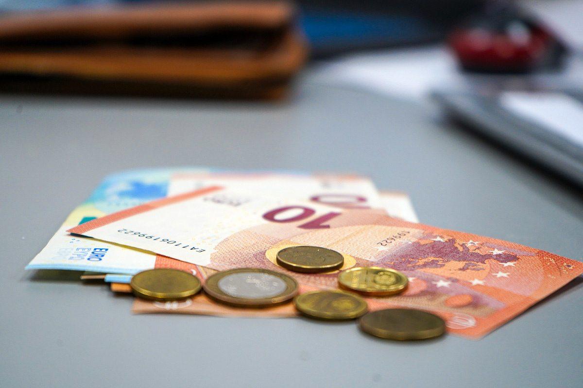 На популярном у белорусов курорте мошенники похитили у туристов более $29 млн В Турции задержана группа из 20 мошенников. От их действий пострадали как минимум 268 человек. Внимание правоохранителей привлекли подозрительные операции с использованием POS-терминалов в двух отелях Кушадасы. Так, лидер группировки передавал данные банковских карт туристов другим гостиницам и компаниям по аренде автомобилей. В итоге, иностранные туристы узнавали, что с их карт регулярно списывали деньги только после возвращения в свою страну.