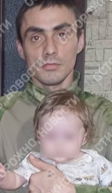  В Волгоградской области разыскивают сбежавшего из военной части контрактника. По словам местных жителей, он мог ранить двух человек. По предварительным данным, силовики в Камышине разыскивают Максима Вальковича, 34-летнего жителя соседнего Петрова Вала. По словам местных жителей, сегодня вечером мужчина мог ранить из огнестрельного оружия двух человек — один в реанимации, второй находится в состоянии средней тяжести. Телеграм-каналы города сообщают, что полиция задержала водителя, который вез контрактника. Семья Вальковича рассказала, что мужчина ушел на фронт добровольцем в 2023 году, у него есть жена и маленький ребенок. О возможном побеге из части никто из близких мужчины не знает. Официальной информации о произошедшем не поступало. Подписаться Прислать новость