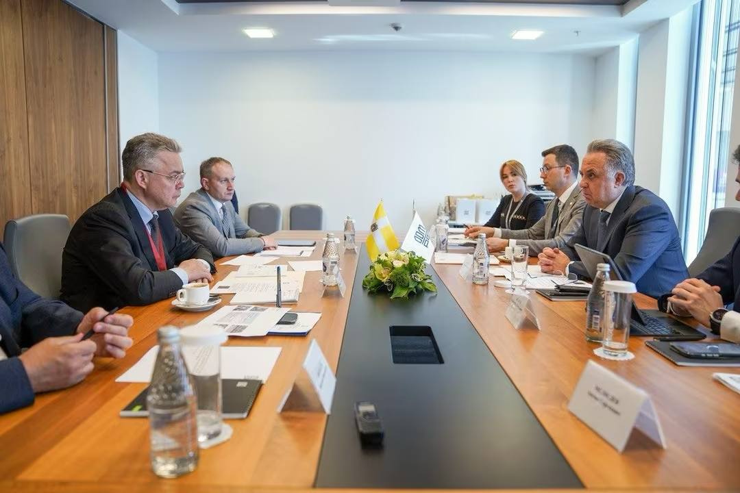 Соглашение о сотрудничестве заключено между Ставропольем и ДОМ.РФ На Ставрополье продолжает работу Кавказский инвестиционный форум. На площадке форума состоялась рабочая встреча губернатора Владимира Владимирова и гендиректора АО «ДОМ.РФ» Виталия Мутко, в ходе которой стороны подписали соглашение о сотрудничестве. «Партнерство с «ДОМ.РФ» позволяет Ставропольскому краю использовать льготные механизмы кредитования для развития ключевых отраслей региональной экономики. Таким образом, подписанное соглашение поможет привлечь, по нашей оценке, дополнительно около 50 миллиардов в экономику края», — прокомментировал Владимир Владимиров.
