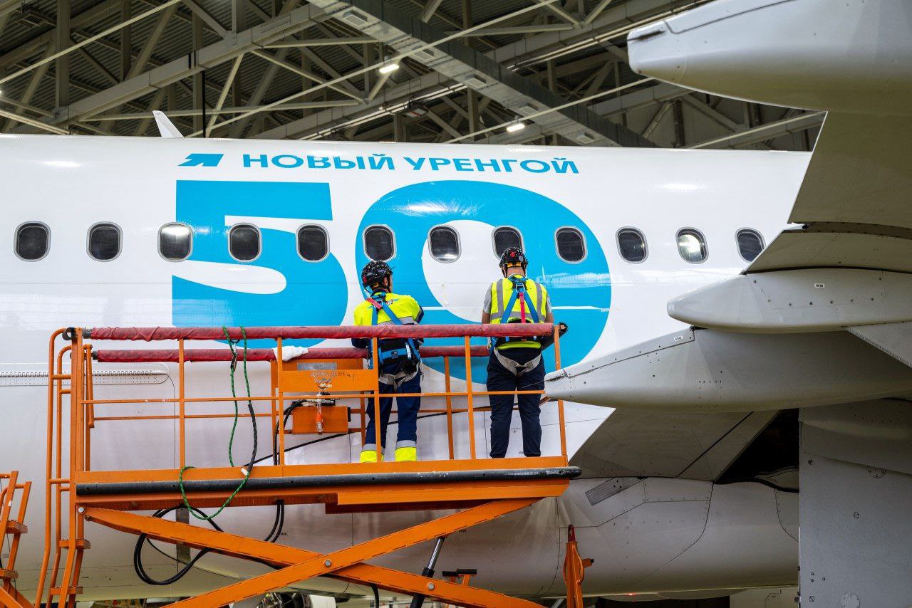 В честь юбилея газовой столицы самолёт Airbus A320 авиакомпании «Ямал» украсили впечатляющей бело-голубой надписью — «50 лет Новому Уренгою». #Юбилей_для_людей Борт с новой символикой уже курсирует по городам округа. А 29 мая его торжественно встретят в аэропорту Нового Уренгоя водной аркой! #НУРу50лет Праздничное настроение витает даже в облаках! Юлия Евдокимова Импульс Севера