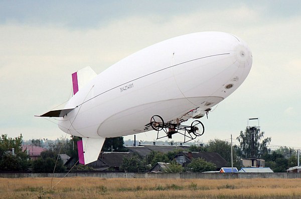 В России планируют развивать пассажирские и грузовые дирижабли до 2035 года В России до 2035 года планируется развитие технологий грузовых и пассажирских дирижаблей следует из утвержденной десятилетней концепции научно технологического развития транспортной отрасли Об этом сообщает ТАСС Основными перспективными транспортными технологиями являются технологии грузовых и пассажирских дирижаблей говорится в документе Также концепция предусматривает развитие средств аэромобильности технологий создания и эксплуатации гражданских сверхзвуковых воздушных судов Кроме того планируется развивать технологии эксплуатации экранопланов конвертопланов и воздушных судов с вертикальным взлетом и посадкой aviaru net n291056