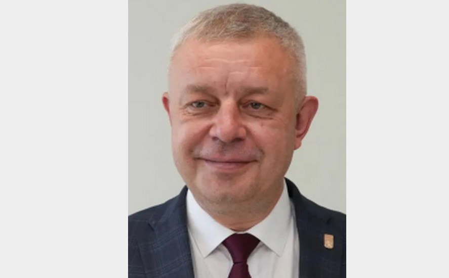 Назначен новый вице премьер Красноярского края Роман Одинцов назначен заместителем председателя правительства Красноярского края Распоряжение 16 февраля подписал губернатор региона Михаил Котюков Это назначение нацелено на реализацию задач поставленных президентом России Глава государства поручил в каждом регионе определить ответственного за координацию работы по кадровому обеспечению отраслей экономики и социальной сферы и адаптации рынка труда к технологическим изменениям пояснили в управлении пресс службы губернатора Одинцову 50 лет он родился во Владивостоке В 1999 г окончил экономический факультет Красноярского госуниверситета по специальности финансы и кредит Работал в банковской сфере коммерческих организациях занимал должности в структурах муниципального регионального и федерального уровней В 2020 году Одинцов был назначен замглавы Красноярска руководителем департамента финансов а с сентября 2025 года врио главы города Тормозит Телеграм Читай Newslab в MAX