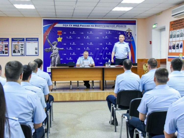 В волгоградском Главке полиции представили нового начальника ГСУ из Ставрополья В ГУ МВД по Волгоградской области озвучили очередные кадровые изменения. Личному составу представлен врио начальника Главного следственного управления Главка. Как сообщили Волжский.ру в пресс-службе регионального ГУ МВД, приказом Министра внутренних дел РФ временное исполнение обязанностей начальника ГСУ возложено на полковника юстиции Сергея Радионова. Сергей Александрович родился 11 марта 1978 года в Ставропольском крае. Имеет два высших образования. На службу в полицию поступил в 2001 году. Свой профессиональный путь он начинал с должности следователя отдела по расследованию бандитизма и деятельности организованных преступных сообществ. Подробнее на Волжский.ру: #ВолжскийРу #волжский #vlz