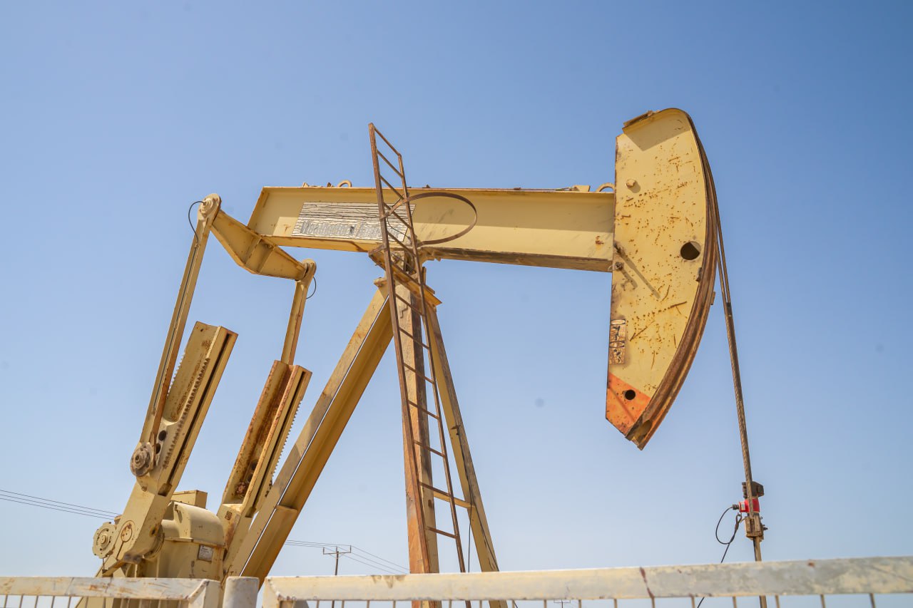 Восемь стран ОПЕК+ договорились увеличить квоты по нефтедобыче в июле на 411 тыс. баррелей в сутки, сообщил "Интерфаксу" источник, знакомый с ситуацией. Саудовская Аравия, Россия, Ирак, ОАЭ, Алжир, Кувейт, Казахстан и Оман добровольно сократили свою добычу на 2,2 млн б/с, и с апреля планировали постепенно разворачивать эти ограничения до октября 2026 года с темпом 130-140 тыс. б/с. Но с мая отступили от этого плана. С января 2024 года накопленное перепроизводство нескольких стран-участниц составляет 4,6 млн б/с: Ирак - почти 2 млн б/с, Казахстан - 1,3 млн б/с, Россия - 0,7 млн б/с, ОАЭ - около 0,4 млн б/с. Россия обязалась компенсировать недосокращение до октября текущего года, остальные - до июля 2026 года. Фото: ruelleruelle/UCG/Universal Images Group via Getty Images