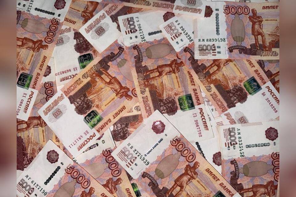 Судебные приставы взыскали с жительницы одного из сёл Шилкинского района более 500 тысяч рублей задолженности за услуги ЖКХ Женщина накопила долг в 228 тысяч рублей за тепловую энергию с 2017 по 2021 год После уведомления о возбуждении исполнительного производства через портал Госуслуг она не предприняла никаких шагов для погашения долга в течение пятидневного срока пояснила судебный пристав исполнитель Кристина Зубарева В итоге на банковский счёт женщины был наложен арест и с него была списана полная сумма задолженности Кроме того за неисполнение судебного решения ей начислили исполнительский сбор более 16 тысяч рублей Позже было возбуждено ещё одно исполнительное производство по задолженности почти в 250 тысяч рублей за горячее водоснабжение за период с 2022 по 2025 годы