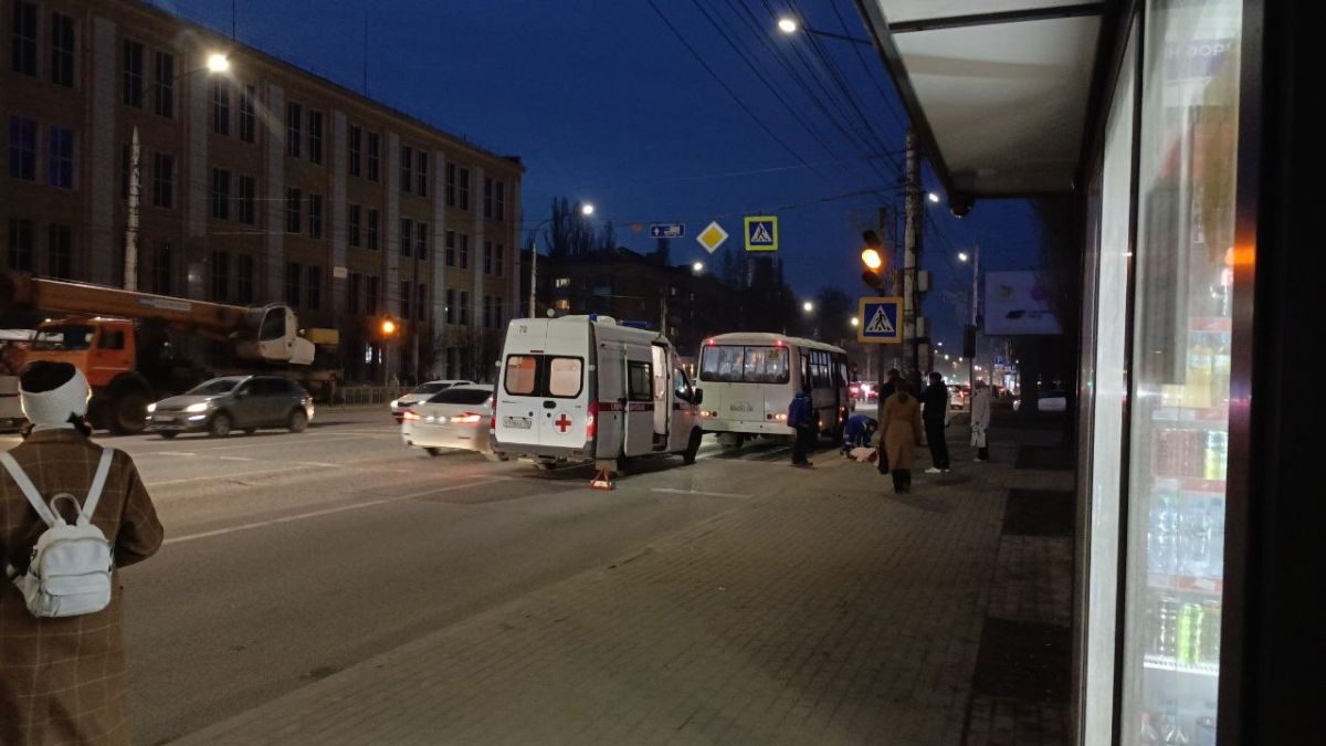 В Воронеже женщина попала под колеса автобуса у остановочного павильона     По словам горожан, женщину сбил автобус маршрута №26. Транспортное средство отъезжало от остановки «Девицкий выезд» в районе пешеходного перехода, когда произошло ДТП. Пострадавшую госпитализировали.  ↗  Прислать новость   Подписаться