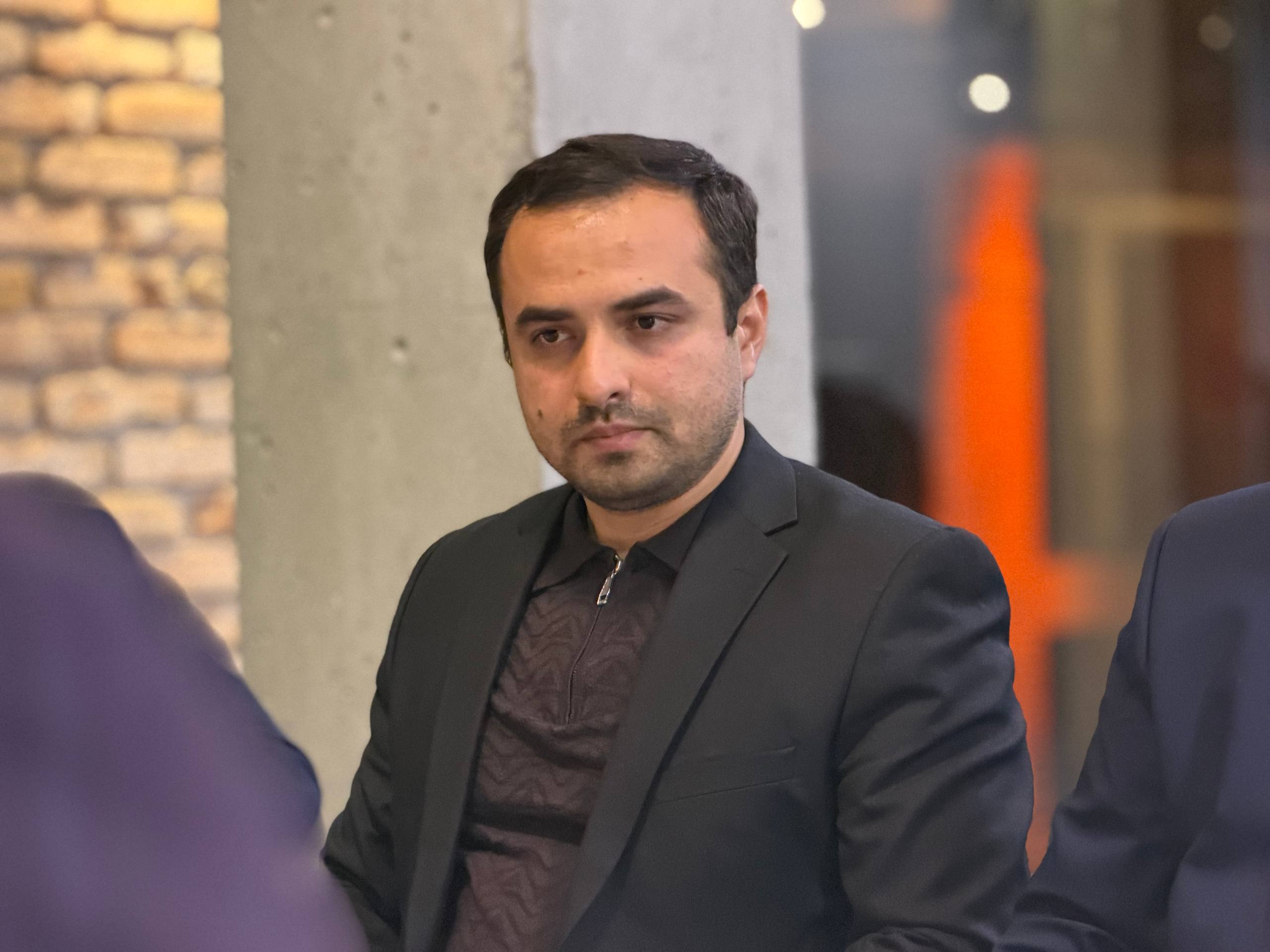 В Махачкале проходит рабочая встреча с официальной делегацией Союза строителей и девелоперов Азербайджана В вводной части встречи руководитель Дагпредпринимательства Хаджимурад Исрапилов отметил что Дагестан и Азербайджан имеют давние экономические связи Он сообщил что сектор строительства в Дагестане динамично развивается и регион выпускает большое количество различных стройматериалов в том числе стекло керамогоанит строительные смеси В этой связи он отметил Дагестан готов стать надежным партнером Азербайджана в рамках объявленного Года строительства Вице президент Ассоциации строителей Азербайджана Г н Шихалиев Ашраф Надир оглы заявил о больших планах строительства жилых комплексов Фото РИА Дагестан Рустам Каниев