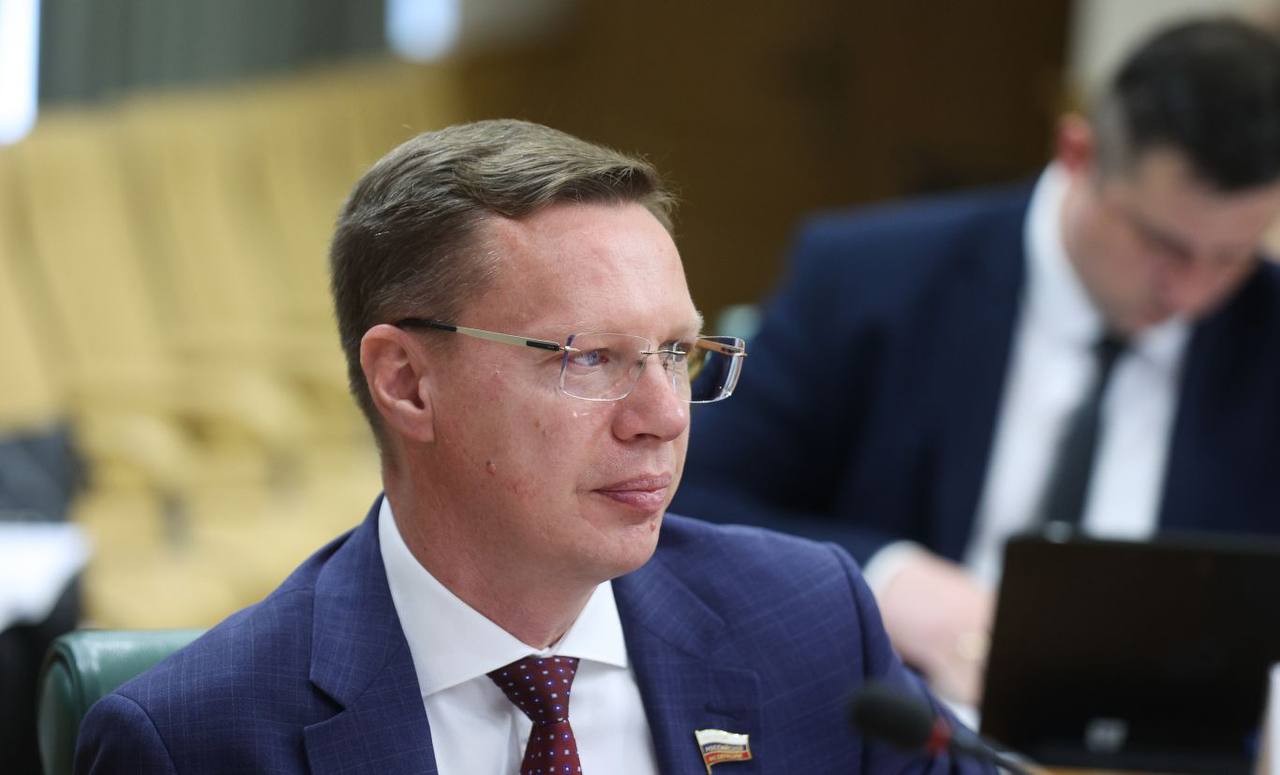 Председатель Правительства РСО – Алания Борис Джанаев принял участие в совещании по вопросу консервации объектов культурного наследия  ОКН , находящихся в неудовлетворительном состоянии, и относящихся к федеральной собственности.  Мероприятие провел Председатель комитета СФ по экономической политике Андрей Кутепов.  В работе участвовали сенатор Совета Федерации от Северной Осетии Виталий Назаренко, заместитель председателя Комитета по охране и использованию объектов культурного наследия РСО – Алания Людмила Чехоева.  Как отметил в своем выступлении Борис Джанаев, Северная Осетия богата объектами культурного наследия, и главная задача – сохранить их.  – Совместно с институтами развития, с бизнесом мы поэтапно занимаемся реставрацией, консервацией объектов культурного наследия и, таким образом, создаем точки притяжения, чтобы не только жители, но и гости республики могли знакомиться с нашей культурой и традициями. Сегодня в Едином реестре находятся 717 объектов, расположенных на территории республики. Из них 412 – объекты федерального значения и 305 – регионального. В настоящее время проводятся работы по консервации 3 объектов – это «Пять башенных склепов» в с. Фаснал Ирафского района, и два объекта Алагирского района – «Сторожевая башня Бритаевых, средние века» в с.Даллагкау, а также «Оборонительная башня Гаева Беса» в с. Калак. Глава региона Сергей Иванович Меняйло особо подчёркивает значимость этой работы. Республикой в Минкультуры России в 2024-2025 годах направлены предложения на консервацию еще более 20 приоритетных объектов культурного наследия. С учетом значимости вопроса рассчитываем на поддержку со стороны профильного ведомства, – подчеркнул Председатель Правительства республики.   Подробнее читайте на нашем сайте.  #alaniagov #севернаяосетия #алания #правительстворсоа