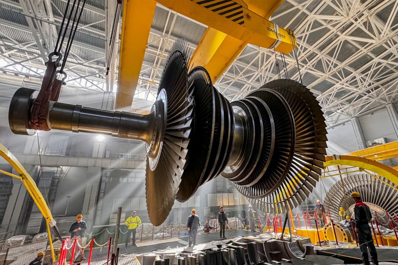 Росатом хочет открыть производство турбин для АЭС Госкорпорация Росатом рассматривает возможность запуска производства тихоходных турбоагрегатов для атомных энергоблоков сообщает Коммерсант со ссылкой на источники Технологическим партнером может стать китайская компания Dongfang В Росатоме официальных подтверждений не дали но уточнили что рассматривается возможность создания подобных предприятий в Санкт Петербурге и Волгодонске В нынешнем году Силовые машины официально признавали отставание с реализацией ряда проектов Сотрудничество с Dongfang может облегчить начальные этапы проекта Китайская DongFang Electric Corporation может стать поставщиком турбогенераторных установок для третьего и четвертого энергоблоков Ленинградской АЭС 2 В России такое оборудование производит завод Электросила входящий в СилМаш geonrgru YouTube sponsr ru