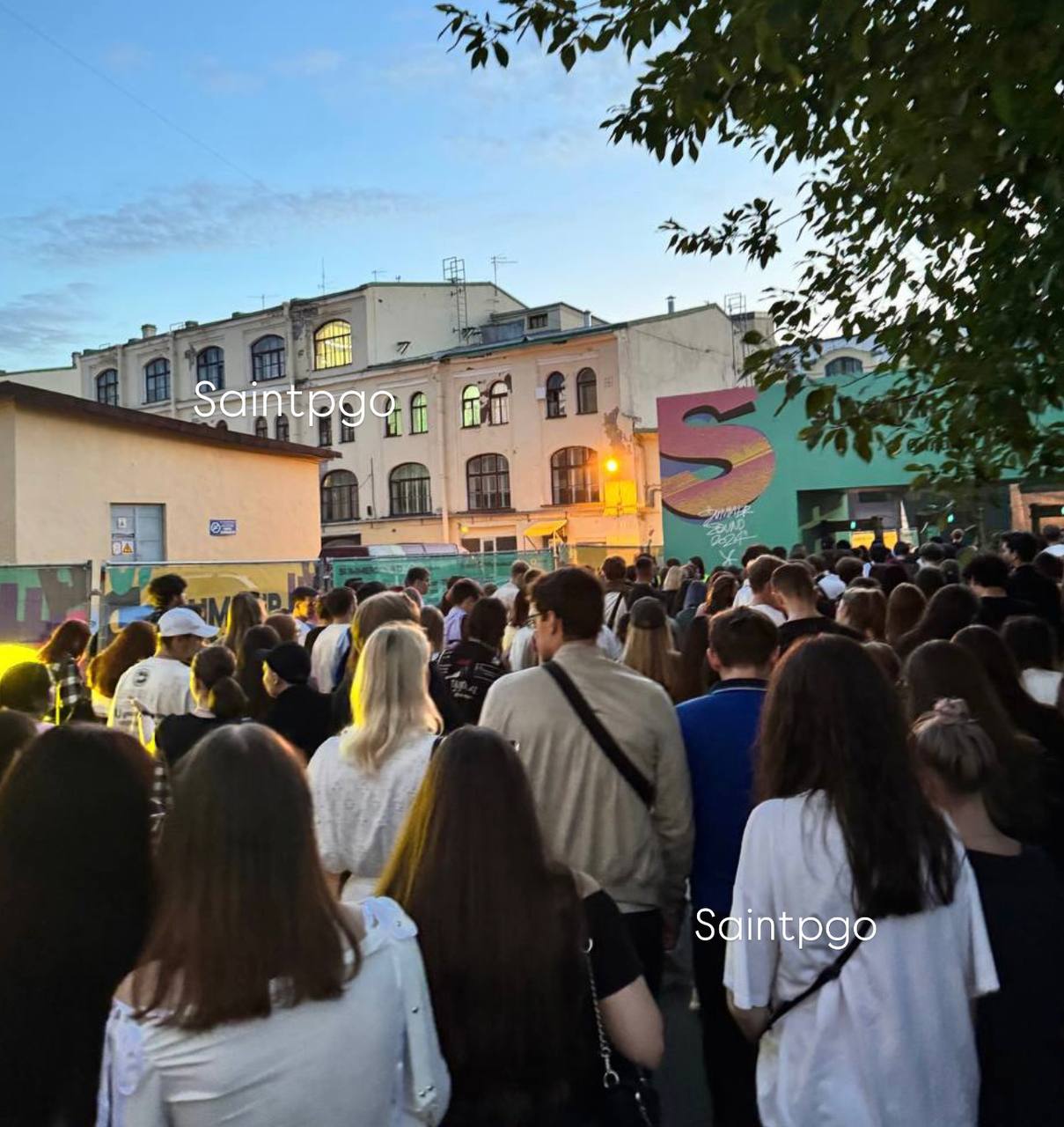 Власти Петербурга планируют перенести часть массовых мероприятий с центра на окраины, чтобы снизить уровень шума. Среди возможных новых локаций — Кронштадт и площадки у стадиона. Уже сейчас некоторые события меняют привычные места: например, байкеров перенесли с Дворцовой площади. Также обсуждается борьба с шумом от туристических судов — для этого хотят ввести единого оператора по продаже билетов и убрать уличных зазывал с мегафонами. – жми тут / Прислать новость #спб #питер #петербург