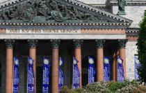 Застарелые коммунальные проблемы заполярного города Воркуты Республики Коми, одного из опорных пунктов российской Арктики, планируется решать за счет бюджетных кредитов. Количество аварий на коммунальных сетях стремительно растет, изношенность Усинского водовода, снабжающего водой всю Воркуту, поселки и угледобывающие шахты, достигла 100%, сообщил в интервью ТАСС врио главы Коми Ростислав Гольдштейн на полях Петербургского международного экономического форума ПМЭФ . "По моему поручению сформирован комплекс первоочередных мероприятий для снижения аварийного состояния Усинского водовода подает воду из реки Усы - прим. ТАСС , прорабатывается возможность выполнения работ по капитальному ремонту водовода диаметром 800 мм в рамках механизма списания двух третей задолженности по отдельным видам бюджетных кредитов", - сказал Гольдштейн. Правительство региона прорабатывает также возможность выделения бюджетных средств на проектирование работ по реконструкции канализационных очистных сооружений Воркуты в рамках предоставления казначейских инфраструктурных кредитов, сообщил врио главы Коми. "Коммунальная ситуация в Воркуте, как и в других районах Республики Коми, чисто по-человечески у меня вызывает боль и гнев. Судите сами: в 2022 году - 5 аварий в сфере холодного водоснабжения, в 2023-м - 37 аварий, из них 21 - по холодному водоснабжению, 10 - по электросетям, 6 - в сфере горячего тепло- и водоснабжения. В 2024-м - 50 аварий по всем сферам. С начала 2025 года - уже 27 аварий. Причина - большая степень изношенности сетей и оборудования. Основная проблема - состояние Усинского водопровода. Технический износ основных сооружений и сетей системы водоснабжения достиг 100%! Но мы договорились не оценивать работу предшественников. Как действующий глава региона я обязан помочь жителям Воркуты здесь и сейчас", - отметил врио главы республики. Пока готовятся необходимые расчетные документы, ведется ежедневная подготовка к осенне-зимнему отопительному сезону. "Доклады о выполненных мероприятиях также получаю каждый день. Это тот случай, когда доверие требует жесткого наведения порядка", - добавил Гольдштейн.