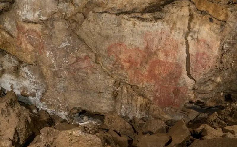 В настоящее время насчитывается 34 российских объекта входящих в список Всемирного наследия ЮНЕСКО Сегодня 80 лет со дня основания Организации Объединённых Наций по вопросам образования науки и культуры В 2025 году список Всемирного наследия ЮНЕСКО пополнился наскальными рисунками в пещере Шульган Таш расположенной в России Она известна изображениями первобытного человека которые относятся к эпохе палеолита Российские учёные нашли и описали более 200 рисунков выполненных в основном охрой и изображающих животных и антропоморфные фигуры До этого события считалось что рисунки ископаемых животных эпохи палеолита встречаются только в Западной Европе Сегодня в список претендентов на включение в число объектов ЮНЕСКО из России входят дельта реки Волги в Астраханской области и дельта реки Лены в Республике Якутии Курильские острова и Валдай Зелёный пояс Фенноскандии в Мурманской области и Западный Саян в Красноярском крае система крепостей на Дальнем Востоке и другие объекты Пещера Шульган Таш Башкортостан