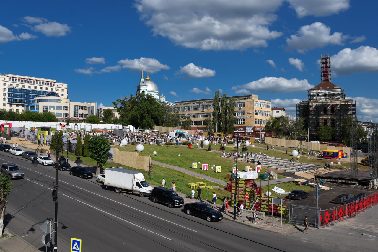 В Курске на этих выходных пройдут выходные с Эрмитажем Мероприятие пройдет на Полугоре Это стало возможным благодаря соглашению подписанному на ПМЭФ 2025 Сотрудники Эрмитажа представят уникальную программу Центральным событием станет представление тактильных макетов памятников китайского и французского искусства из коллекции Эрмитажа также будут работать эрмитажные кинотеатр и лекторий рассказал врио замгубернатора Артем Демидов