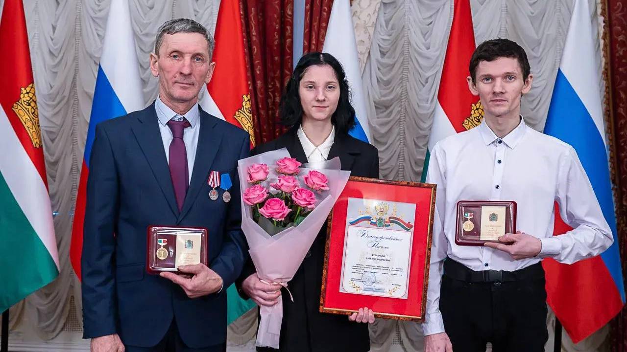 Семью волонтеров из Боровского округа наградили за помощь фронту Глава региона Владислав Шапша вручил Почётные знаки За вклад в развитие добровольчества в Калужской области семье Куракиных Уже два года они помогают фронту ремонтируют и отправляют технику За это время подготовили более 30 автомобилей от мотоциклов и буханок до тяжелых Уралов Глава семейства Андрей занимается двигателями трансмиссией и сложными узлами Сын Женя помогает в работе а младшая дочь Таня отвечает за покраску Также государственные и региональные награды получили участники специальной военной операции военнослужащие частей ПВО которые несут боевое дежурство прикрывая наше небо А также ветераны СВО они и сейчас в строю уже в мирной жизни служат на благо Родине Не грузит телеграм Подписывайся на наш канал в MAX