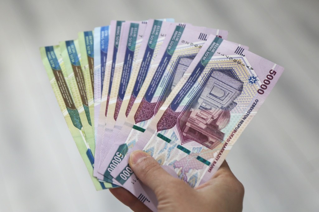 Запрещено взыскивать кредитные долги из социальных пособий и выплат Центральный банк обновил минимальные требования к отношениям между банками и потребителями банковских услуг направленные на повышение прозрачности и справедливости деятельности коммерческих банков Согласно новым правилам вводится новый чек лист по которому клиент перед получением кредита будет заранее ознакомлен со всеми рисками и обязательствами для граждан допустивших просрочку по кредитам устанавливается порядок пересмотра договора и предоставления послаблений банкам запрещается взыскивать долги из социальных пособий и материальной помощи внесение заранее установленных условий кредита без согласия клиента строго запрещается банки будут обязаны предоставлять четкую и стандартную информацию о системе гарантирования вкладов Новые правила вступят в силу 29 января 2026 года Остерегайтесь фейков Это единственный официальный канал NovostiUZ Подпишитесь чтобы получать достоверные новости и актуальные курсы валют   Вы с Telegram Premium Поддержите нас одним нажатием Ссылка на пост   telegram me NovostiUZ 58963