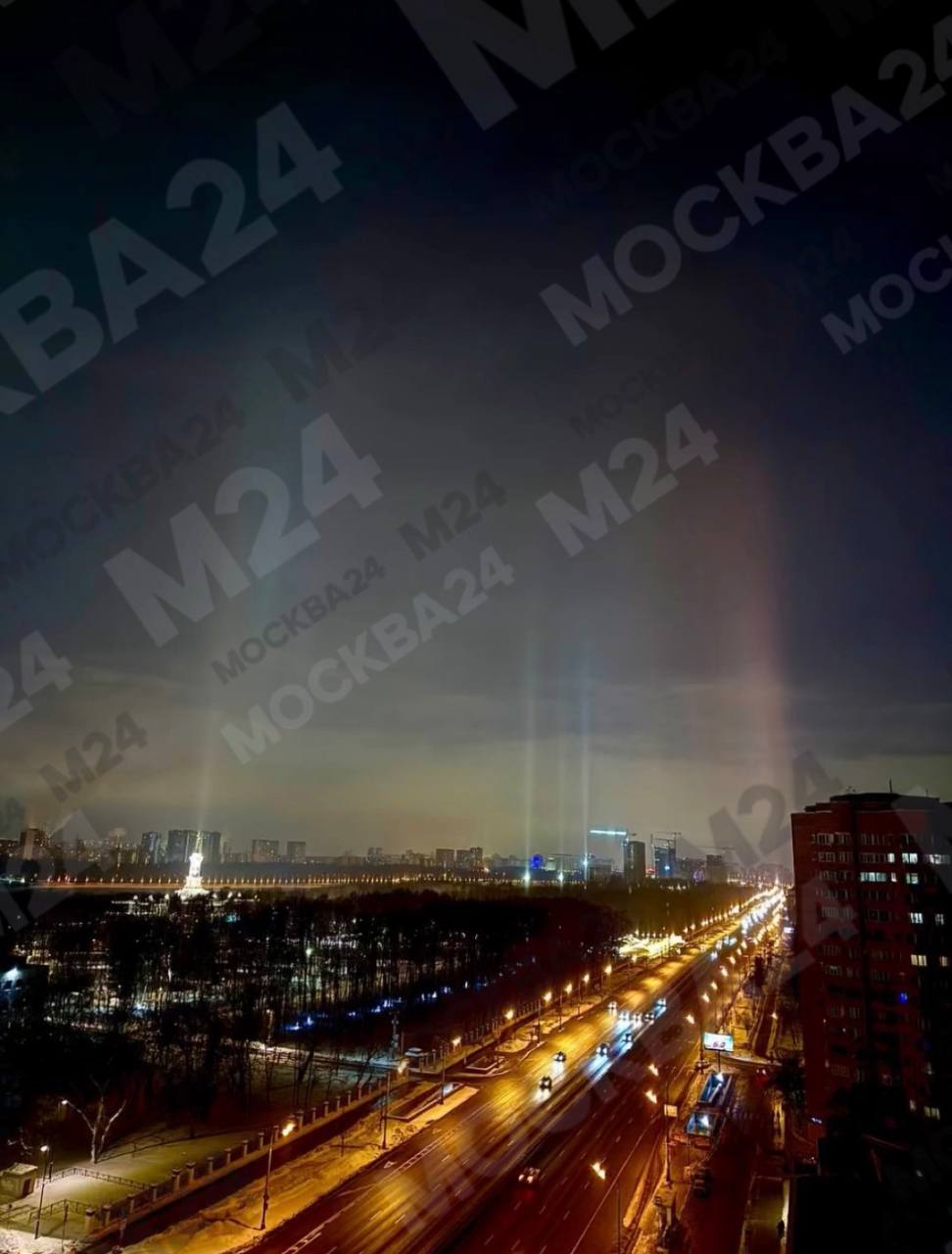 АТМОСФЕРА световые столбы могут наблюдать москвичи и жители Подмосковья в выходные Оптическое явление возникает в морозную погоду при низком ветре и высокой влажности Эти три показателя как раз сошлись А вот с космическим смайликом ничего не вышло Его появление опровергли в РАН и поставили грустный смайлик Зато столбами полюбуемся Не забудьте поделиться   Ленинградское шоссе infomoscow24bot Подписаться на Москва 24 Наши каналы Новости в MAX
