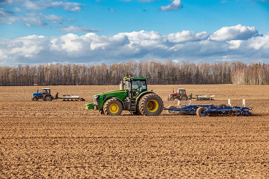 Осенне полевые работы в муниципальном округе планомерное выполнение задач несмотря на непогоду  Несмотря на непростые погодные условия осенне полевые работы в хозяйствах муниципального округа идут в штатном режиме Агропредприятия уверенно справляются с поставленными задачами демонстрируя высокую организованность и профессионализм На текущий момент активно продолжается сбор урожая технических культур и овощных растений Завершается сбор поздней капусты убрано 9 2 га 97 от запланированного валовый сбор составил более 120 тонн Эти показатели свидетельствуют о хорошей агротехнической работе и грамотном подборе сортов устойчивых к местным условиям Важнейший этап осенних работ сев озимых под урожай будущего года также идёт с хорошим темпом выполнено 82 от запланированного объёма засеяно более 6 600 га