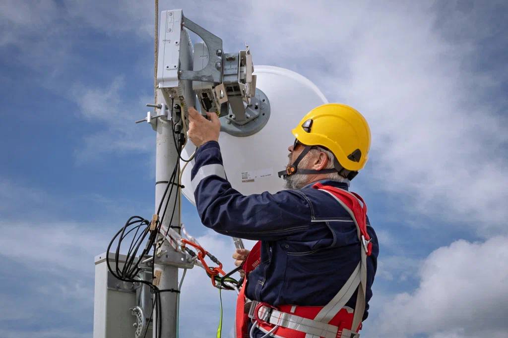 Мобильный Интернет стандарта 4G оператора Билайн появился еще в 12 населенных пунктах Якутии. Оператор Билайн запустил мобильный Интернет «четвертого поколения» в 12 населенных пунктах республики, чтобы обеспечить еще большее количество жителей надежным доступом к современным цифровым сервисам. Сотовая связь стандарта 4G появилась в следующих населенных пунктах: Вилюйский район: с. Кюнде; Горный район: с. Ерт; Кобяйский район: с. Багадя, с. Арылах; Намский район: с. Хонгор-Бие Оймяконский район: п. Артык Сунтарский район: села Толон, Нахара, Тенкя, Туойдах; Таттинский район: с. Дайа-Амга; Чурапчинский район: с. Огусур. Проведенные работы позволяют жителям этих населенных пунктов комфортно пользоваться мобильным Интернетом 4G — обучаться онлайн, получать государственные услуги, оплачивать налоги, смотреть видео, слушать музыку и подкасты, осуществлять финансовые операции, и, конечно, оставаться на связи с близкими людьми. Подробнее