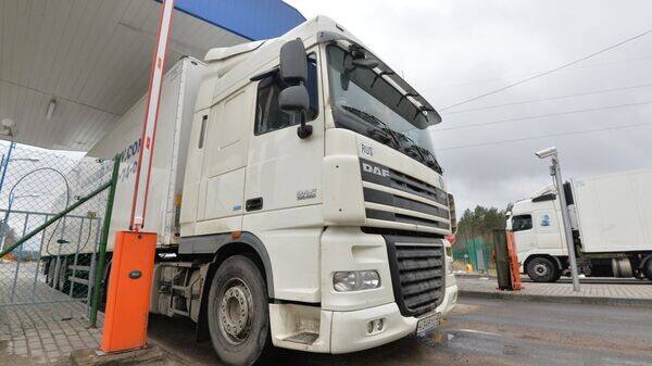 Автостат Импорт седельных тягачей сократился почти в 20 раз За 11 месяцев 2025 года в Россию ввезли 2465 седельных тягачей Это почти в 20 раз 95 меньше чем в январе ноябре прошлого года 47 8 тыс шт Более половины импорта пришлось на две марки Sitrak 33 и FAW 25 В целом же китайские бренды обеспечили в этом году 80 поставок тягачей Напомню что рекордным был 2023 год когда в нашу страну было ввезено почти 66 тысяч седельных тягачей На китайское бренды тогда пришлось более 90 поставок