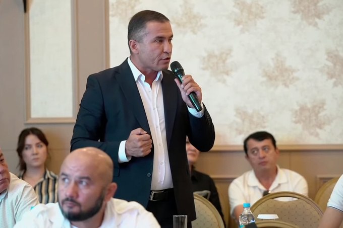 Минстрой потребовал наказать бизнесмена пожаловавшегося на взятки в строительстве Министерство строительства и ЖКХ подало официальное заявление в МВД с просьбой наказать предпринимателя Усмонжона Абдусаматова который публично пожаловался на коррупцию в сфере строительства По мнению ведомства распространение необоснованной информации формирует негативное отношение к проводимым реформам в сфере строительства представителям отрасли и Минстрою а также наносит ущерб чести достоинству и деловой репутации министерства и его сотрудников На диалоге с бизнесом 29 августа Усмонжон Абдусаматов заявил что при строительстве дома за 500 тыс приходится давать 20 100 тыс взяток а в Ташкенте дополнительные расходы на один объект достигают 200 тыс Он предложил ввести ответственность за необоснованные отказы в выдаче разрешений на строительство www spot uz ru 2025 09 20 construction bribes На фото Усмонжон Абдусаматов Telegram Instagram YouTube