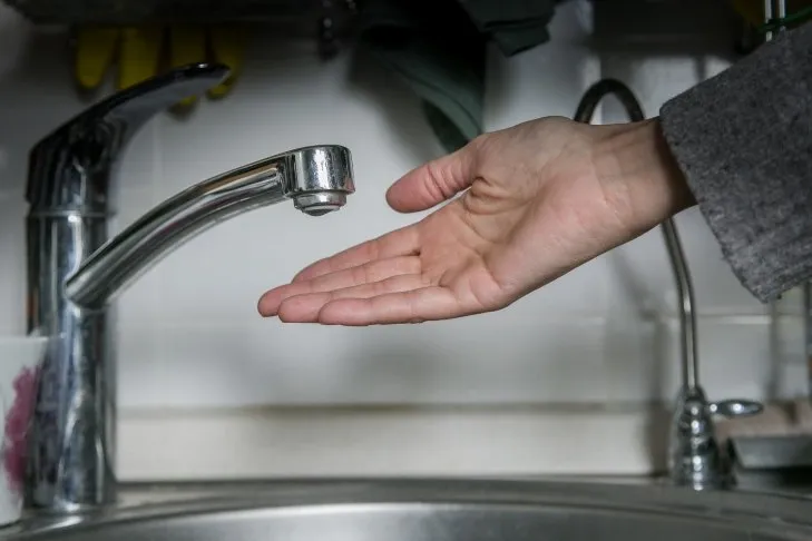 Бастрыкин взял под контроль воду в Сектах под Новосибирском Глава Следственного комитета России Александр Бастрыкин лично вмешался в ситуацию с водоснабжением в поселке Секты Новосибирской области После жалоб местных жителей на жизненно важный коммунальный ресурс который непригоден для питья и бытовых нужд Бастрыкин поручил руководителю новосибирского СК доложить о результатах проверки Подробнее ДОМ Подписаться на наш канал в MAX