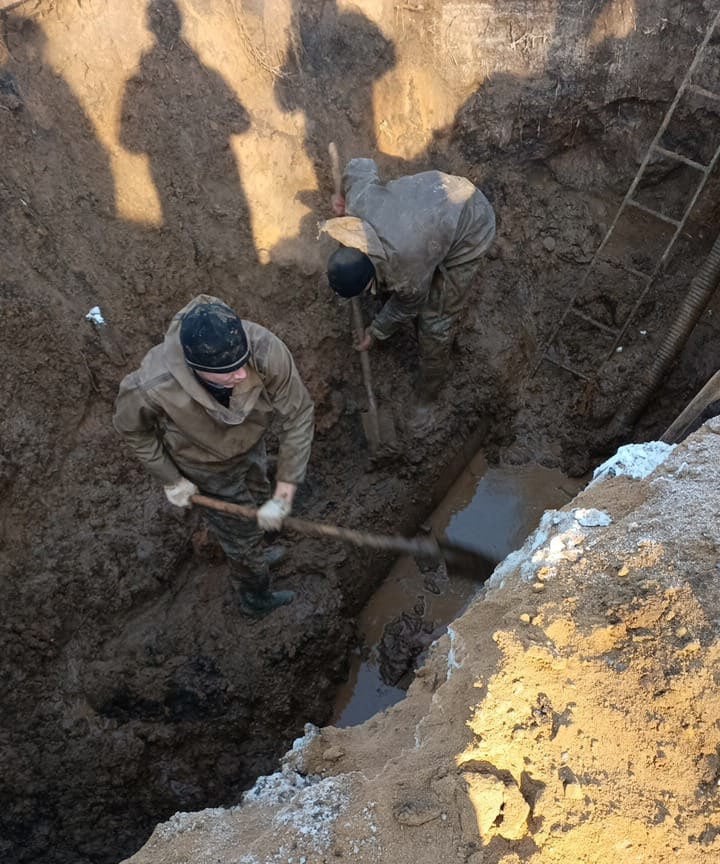 В Чистополе произошла очередная масштабная авария на сетях водоснабжения. Прорыв произошел на улице Энгельса, но, судя по перекличке жителей в группе ВК "Типичный Чистополь", с утра без воды остаются дома на нескольких улицах.  Люди жалуются, что в районе прорыва "каша по колено из снега и льда, все парит, на улице мороз, а люди не могут пройти - любая обувь насквозь". В администрации заявляют, что уже принялись за устранение аварии и делятся фото с места.  Местные в сети смеются: "Через пару лет в Чистополе будет уникальная водопроводная система, полностью состоящая из хомутов". Власти сообщили, что весной планируются масштабные работы по замене труб водоснабжения на улице Энгельса.  Дать воду надеются к вечеру. А пока из любопытного: в соцсетях рекомендуют - не дозвонились до диспетчерской, звоните на личный номер Асфана Галявова, ныне отвечающего за водопроводные сети в республике. И этот номер прикладывают.   Один из жителей якобы сумел поговорить с ним вчера, получив ответ, что у Галявова короткий день, пятница.