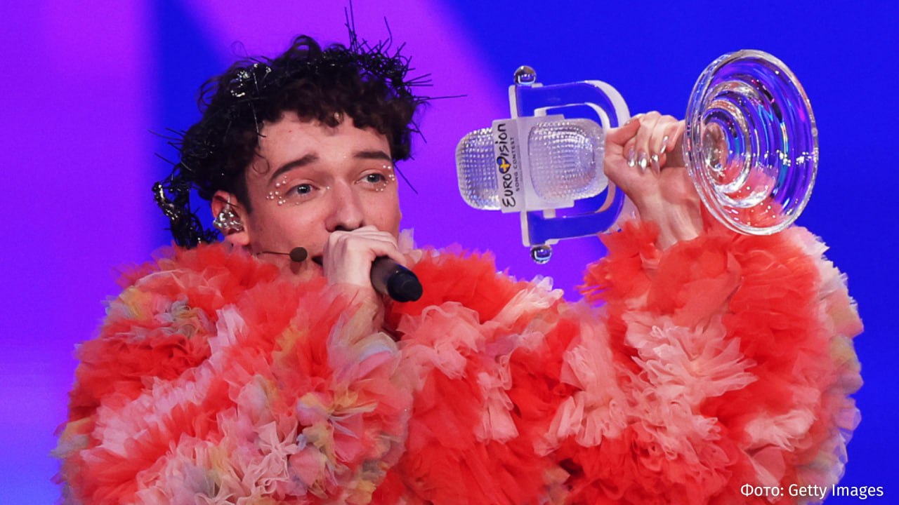 Победитель Евровидения 2024 швейцарский певец Немо отказался от награды из за допуска Израиля к участию в конкурсе Он напомнил что Евровидение неоднократно использовалось с целью смягчения имиджа государства обвиняемого в серьезных нарушениях При этом Европейский вещательный союз EBU всегда настаивал на аполитичности конкурса В связи с этим Немо отправил свою награду обратно в штаб квартиру EBU в Женеве Помимо трофея он приложил письмо которое начинается со слов Живите так как вы утверждаете Если ценности которые мы воспеваем на сцене не воплощаются за ее пределами тогда даже самые красивые из них теряют свой смысл Я жду момента когда эти слова и действия согласуются написал певец в Instagram Ранее сразу четыре страны Словения Ирландия Испания и Нидерланды отказались участвовать в Евровидении 2026 из за допуска Израиля к конкурсу Кроме того Бельгия и Португалия также рассматривают возможность присоединиться к протесту принадлежит компании Meta чья деятельность признана экстремистской в России и запрещена IZ RU в Telegram в MAX