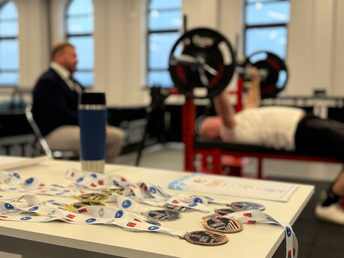 Мурманский Вестник новости В мурманском центре Защитники Отечества прошли первые соревнования по жиму штанги В духовном реабилитационно спортивном центре Защитники Отечества состоялись первые соревнования по жиму штанги лежа приуроченные ко Дню народного единства В турнире приняли участие почти 20 спортсменов участников специальной военной операции ветеранов боевых действий и членов их семей Организаторами выступили центр спортивной подготовки Мурманской области и региональная федерация пауэрлифтинга Победителями стали среди женщин Ирина Анисимова 20 кг 63 подъема среди мужчин Александр Колупаев 70 кг 49 раз В семейном зачете первое место заняла семья Анисимовых Центр Защитники Отечества создан для реабилитации и социализации ветеранов и участников СВО Спортивные занятия для них и подробнее на канале Мурманский Вестник новости