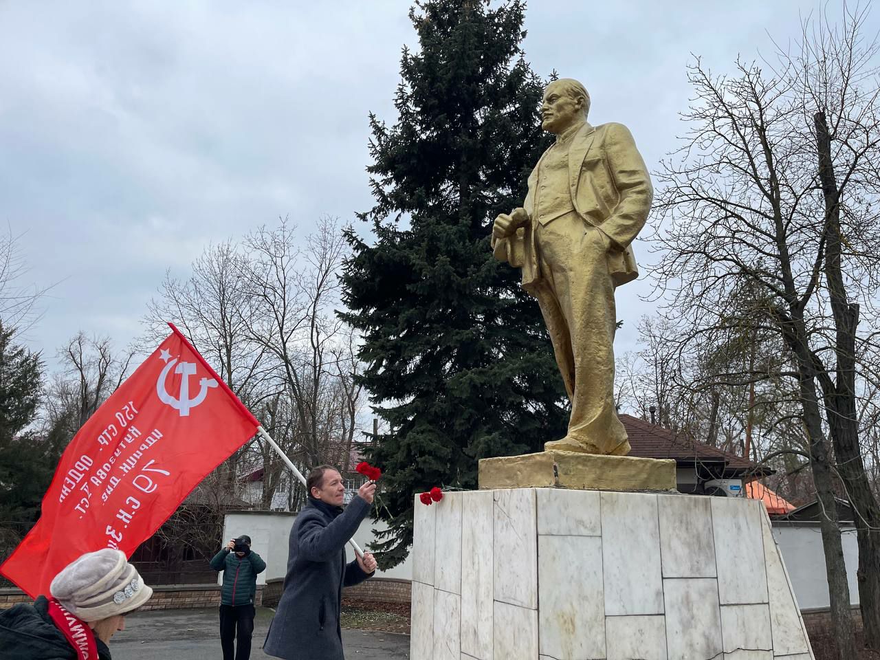 В городе Волгодонске состоялась церемония возложения цветов, посвященная Дню памяти В.И. Ленина.   У памятника вождя пролетариата в парке "Юность" собрались представители Коммунистической партии и неравнодушные жители города, которые чтут историю и вклад Владимира Ленина в строительство справедливого государства - Советского Социалистического государства.  С приветственным словом перед собравшимися выступил руководитель Волгодонского городского местного отделения партии КПРФ, руководитель фракции КПРФ в Законодательном Собрании Ростовской области - Алексей Мисан. После чего все присутствующие возложили цветы к подножию памятника Владимира Ильича Ленина.    ‍   #КПРФ #Волгодонск #Ленин