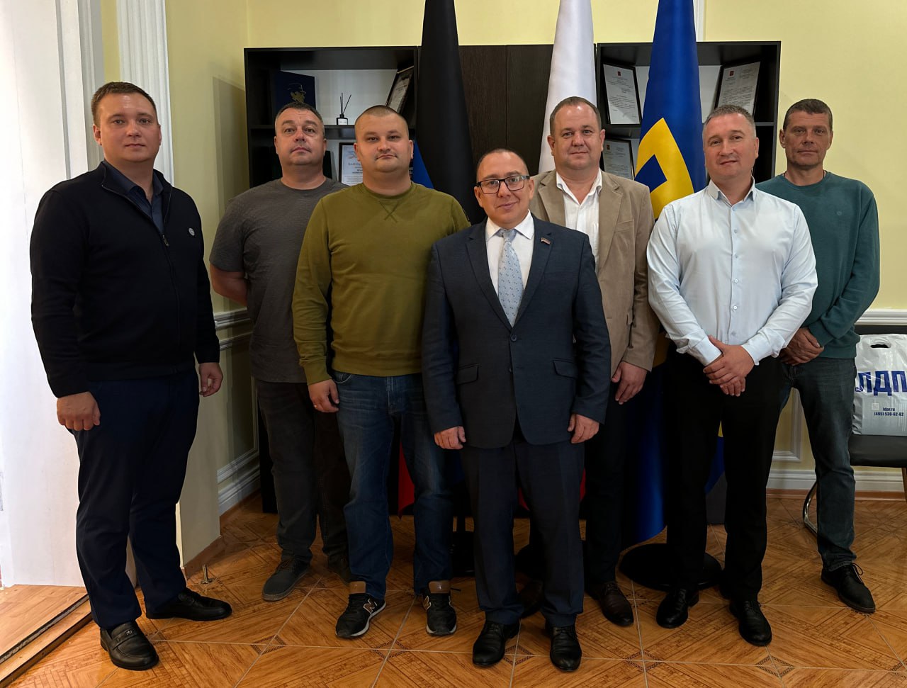 Донецкий штаб ЛДПР усилили из Госдумы В городское отделение партии высадился десант высококлассных юристов которые вместе с народными избранниками ведут приемы жителей а первый зампредседателя комитета Госдумы по строительству и ЖКХ Владимир Кошелев обрел себе деятельного сподвижника и помощника в лице Александра Вазанкова Специалисты в области юриспруденции Дмитрий Калинин адвокат коллегии адвокатов Ваша Защита и его коллеги из Астрахани Новосибирска и Донецка Александр Конищев Антон Крутов и Николай Егоров получили партбилеты из рук координатора ЛДПР в ДНР заместителя Председателя Народного Совета Андрея Крамара По будним дням юристы проводят приемы в городском штабе партии разбирают поступающие обращения и включаются в решение самых непростых проблем с которыми люди идут к ЛДПР Курирует и направляет работу юридического спецназа общественный деятель Александр Вазанков который еще в первый год жизни Республики принимал участие в боях за Славянск и в других воинских операциях Ярый поборник справедливости он влился в команду ЛДПР практически сразу после появления партийного штаба в Донбассе Открываем новую страницу в работе Донецкого отделения ЛДПР сводя воедино наш опыт знания и реальную практику помощи людям отметил Александр Вазанков По его словам сотрудничество с профильным комитетом Госдумы даст Республике дополнительные возможности для скорейшего наведения порядка в жилищно коммунальном секторе