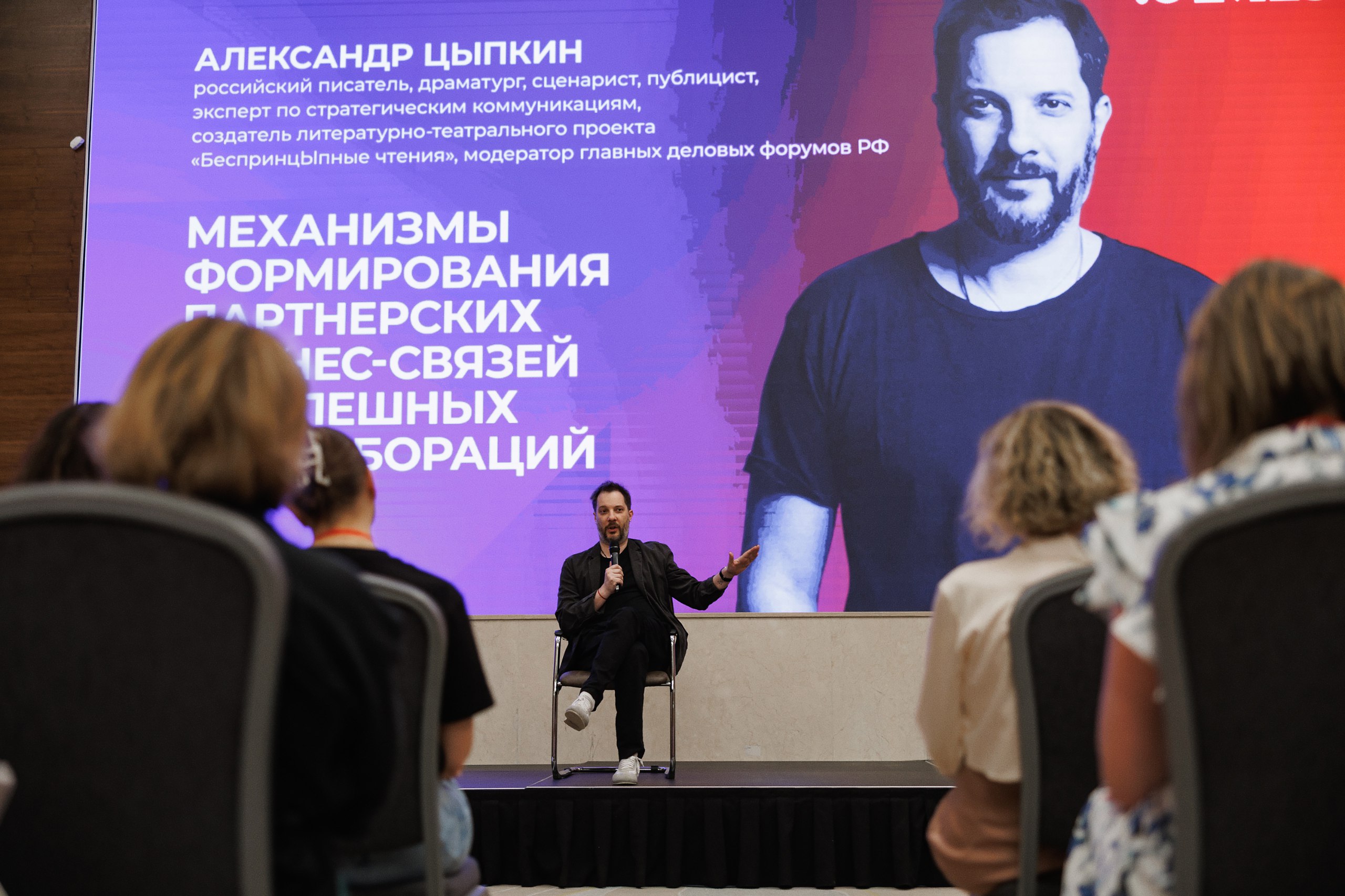В Воронеже прошел юбилейный предпринимательский форум имени В. Столля. Не смог принять в нем участие из-за командировки, но пристально следил за ходом форума. Два дня прошли насыщенно и, надеюсь, были полезны всем участникам. Особо благодарю делегацию из ЛНР, которая придала мероприятию дополнительные смыслы. Уверен: и предприниматели, и бизнес получили заряд вдохновения и мотивации. Конечно же, отдельное спасибо социально ответственному бизнесу, в том числе помогающему нашим парням на передовой. Об важности этого много говорилось и на секциях, и на пленарном заседании, и уверен, что после форума таких предпринимателей станет больше. Мы же помогаем и будем помогать бизнесу. Так, с 2019 года направили на поддержку 58 малых инвестпроектов в производственной сфере 202 млн рублей. А центр «Мой бизнес» за тот же период предоставил около 50 тыс. услуг. Буду с нетерпением ждать форума следующего года. Уверен, он станет еще более содержательным, а наш бизнес за этот год достигнет новых высот.