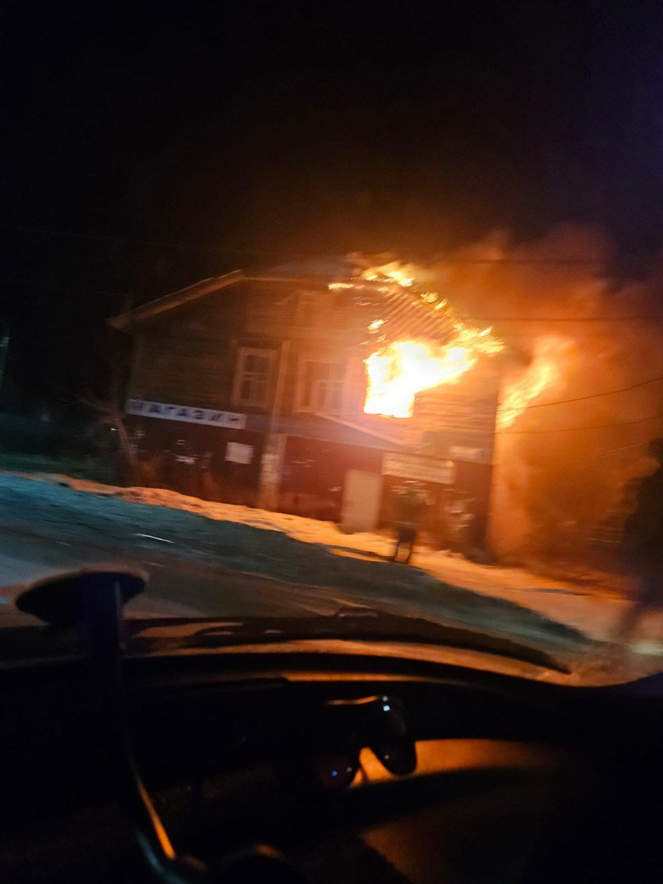 В приюте с животными случился пожар  В Березовском волонтеры спасали кошек и собак, выбрасывая их из окон горящего здания. Один из добровольцев попал в больницу. Его зовут Юрий Климов, состояние мужчины стабильное. Многие кошки и собаки погибли от удушья, часть — сбежала.  Утром в понедельник руководитель приюта «4 лапы» Ольга Чуб будет разбирать сгоревшие конструкции и искать животных, чье местонахождение неизвестно. Она поблагодарила спасателей, которые давали кислород пострадавшим котам. Решается вопрос о сборе средств.  Фото и видео: телеграм-канал «Берёзовский. Сила_БГО»