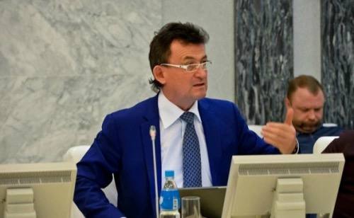 Ленинский районный суд Владивостока рассмотрит уголовное дело против участников преступной группы связанной с бизнесменом Игорем Польченко бывшим главой группы компаний Транзит ДВ Их обвиняют в хищении около 3 5 млрд руб легализации средств и преднамеренном банкротстве Об этом сообщает прокуратура Приморского края По данным следствия в период с 2014 по 2017 год обвиняемые обладавшие организационно распорядительными полномочиями в ООО Торговый дом Транзит ДВ искусственно завысили уставный капитал компании и предоставили в один из коммерческих банков поддельную отчетность Создав видимость финансовой стабильности они получили три кредита на общую сумму 3 5 млрд руб Следствие установило что более 2 2 млрд руб были выведены через сделки с аффилированными иностранными компаниями Остальные средства расходовали через заведомо невыгодные операции что в итоге привело к банкротству компании Двое участников группы скрылись от следствия их объявили в международный розыск Их дела выделены в отдельное производство Подписывайтесь на РБК Восток