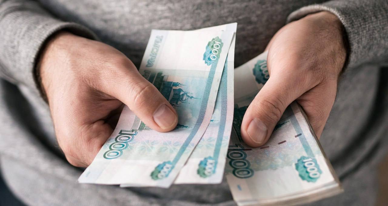 Треть россиян без колебаний дают деньги в долг друзьям или родственникам Согласно исследованию, таких щедрых людей 33%. 23% — уже имеют неприятный опыт в подобных ситуациях, они долго думают прежде чем вновь дать взаймы 17% — принципиально не дают деньги в долг, чтобы не портить отношения 25% — действуют избирательно и принимают решение в зависимости от суммы и человека 17% — принципиально не дают в долг, считая это вредным для человеческих отношений 2% — оформляют такие договоренности под расписку А вы даете деньги в долг? — да — нет Москва о важном