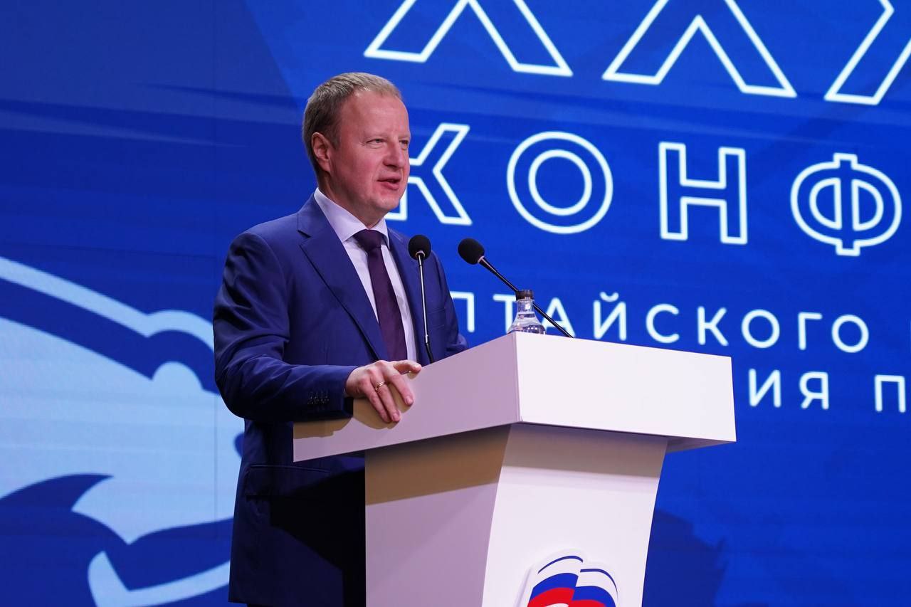 Депутат Струченко from Единая Россия Алтайский край Виктор Томенко приветствовал участников Конференции Единой России Губернатор отметил вклад единороссов в развитие региона в оказание помощи участникам СВО членам их семей подшефному Славяносербскому району ЛНР и жителям других освобожденных территорий Вместе с Виктором Томенко зал стоя поприветствовал собравшихся на Конференции участников спецоперации Многие из них сегодня принимают активное участие в общественно политической жизни края Губернатор назвал Единую Россию партией власти определяющей политику которую мы проводим которая поддерживает Президента России и формирует абсолютное большинство руководителей самого разного уровня Мы с вами одна большая команда с ясным четким пониманием приоритетов вызовов и задач стоящих перед нами нацеленная на их подробнее на канале Депутат Струченко