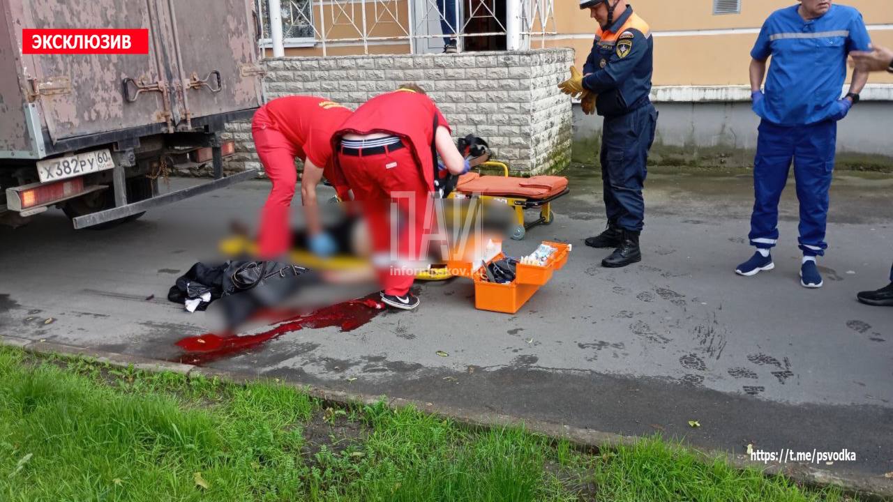 В Пскове на улице Советской, 53/15 Водитель автомобиля "Газель", двигаясь задним ходом, сбил пенсионерку и протащил ее под транспортным средством. Пострадавшая в критическом состоянии госпитализирована бригадой медицины катастроф. На месте работают спасатели АСС и сотрудники ГАИ. Обстоятельства происшествия выясняются.