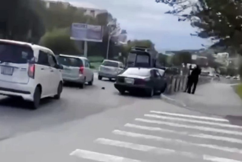 В Петропавловске на улице Пограничной столкнулись четыре автомобиля В Петропавловске Камчатском днём 17 сентября столкнулись четыре автомобиля сообщили РАИ КАМЧАТКА ИНФОРМ читатели Авария произошла напротив выезда от административного здания по улице Пограничная 19 В столкновении участвовали как седаны так и внедорожники О пострадавших не сообщается Судя по кадрам видео в соцсетях автомобили понесли незначительные либо средней тяжести повреждения Сотрудники Госавтоинспекции устанавливают обстоятельства происшествия Фото скриншот видео из соцсетей КАМЧАТКА ИНФОРМ новости Камчатки в Telegram Фоторепортажи и эксклюзивные материалы на kamchatinfo com НАПИСАТЬ НАМ