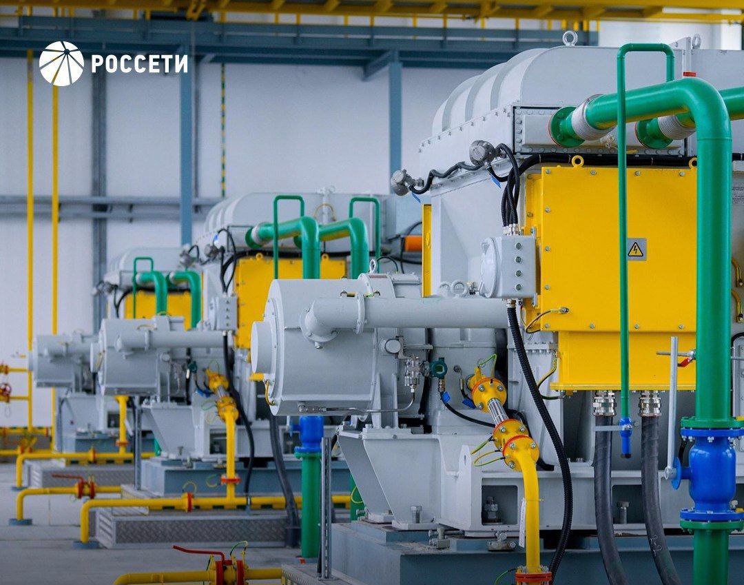 Мощнее и надёжнее Россети модернизировали подстанцию в Ачинском округе Завершена реконструкция питающего центра 110 кВ Северная В результате увеличена мощность объекта что необходимо для наращивания пропускной способности нефтеперекачивающей инфраструктуры и повышения надёжности электроснабжения Ачинского округа Что сделано заменён один из трёх силовых трансформаторов на более мощный в 1 5 раза установлены современные российские комплексы релейной защиты повышена надёжность всех систем подстанции Стоимость работ 150 млн рублей