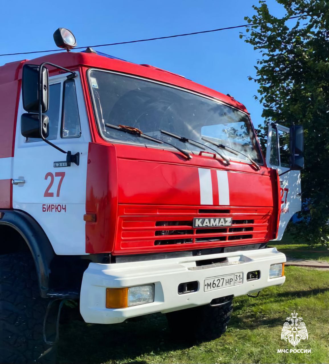 За прошедшие сутки на территории региона зарегистрировано 2 пожара.    В городе Бирюч произошло возгорание в неэксплуатируемом жилом доме. Огонь повредил две комнаты на общей площади 10 квадратных метров. По предварительным данным, к происшествию привело нарушение правил пожарной безопасности при эксплуатации электрооборудования. Ликвидировали возгорание 5 человек с помощью 1 единицы техники  фото 1 .   В селе Белый Колодезь Вейделевского района горела сухая трава на площади 100 квадратных метров. Для ликвидации возгорания на место происшествия выезжали 8 человек и 2 единицы техники  фото 2 и 3 .    Подразделения МЧС России 4 раза привлекались к ликвидации последствий дорожно-транспортных происшествий.     МЧС России призывает соблюдать правила безопасности. В случае происшествия звони по телефону «1  0  1  » или «1  1  2  ».