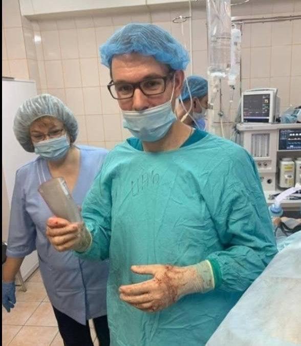 Стакан достали из прямой кишки жителя Подмосковья пожаловавшегося врачам на запор 42 летний пациент поступивший в Красногорскую больницу рассказал докторам что уже 3 дня не может сходить в туалет по большому В ходе обследования выяснилось что у него в заднем проходе стакан Как он там оказался мужчина не стал говорить но признался надеялся что посуда выйдет из него сама В течение часа хирурги достали инородный предмет экспериментатор выписан домой сообщили в Минздраве Подмосковья Подпишись на Агентство Москва Мы в МАХ